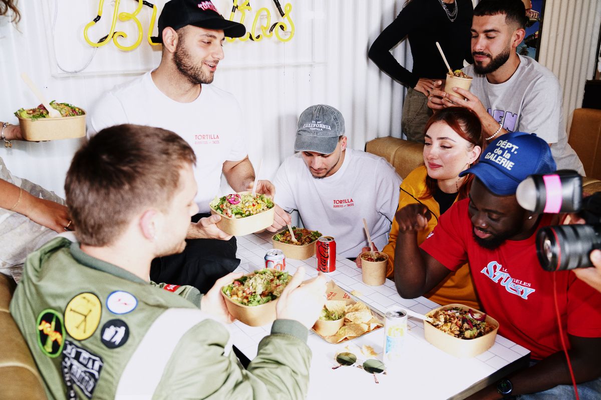 Groupe de clients partageant un repas dans un restaurant Tortilla